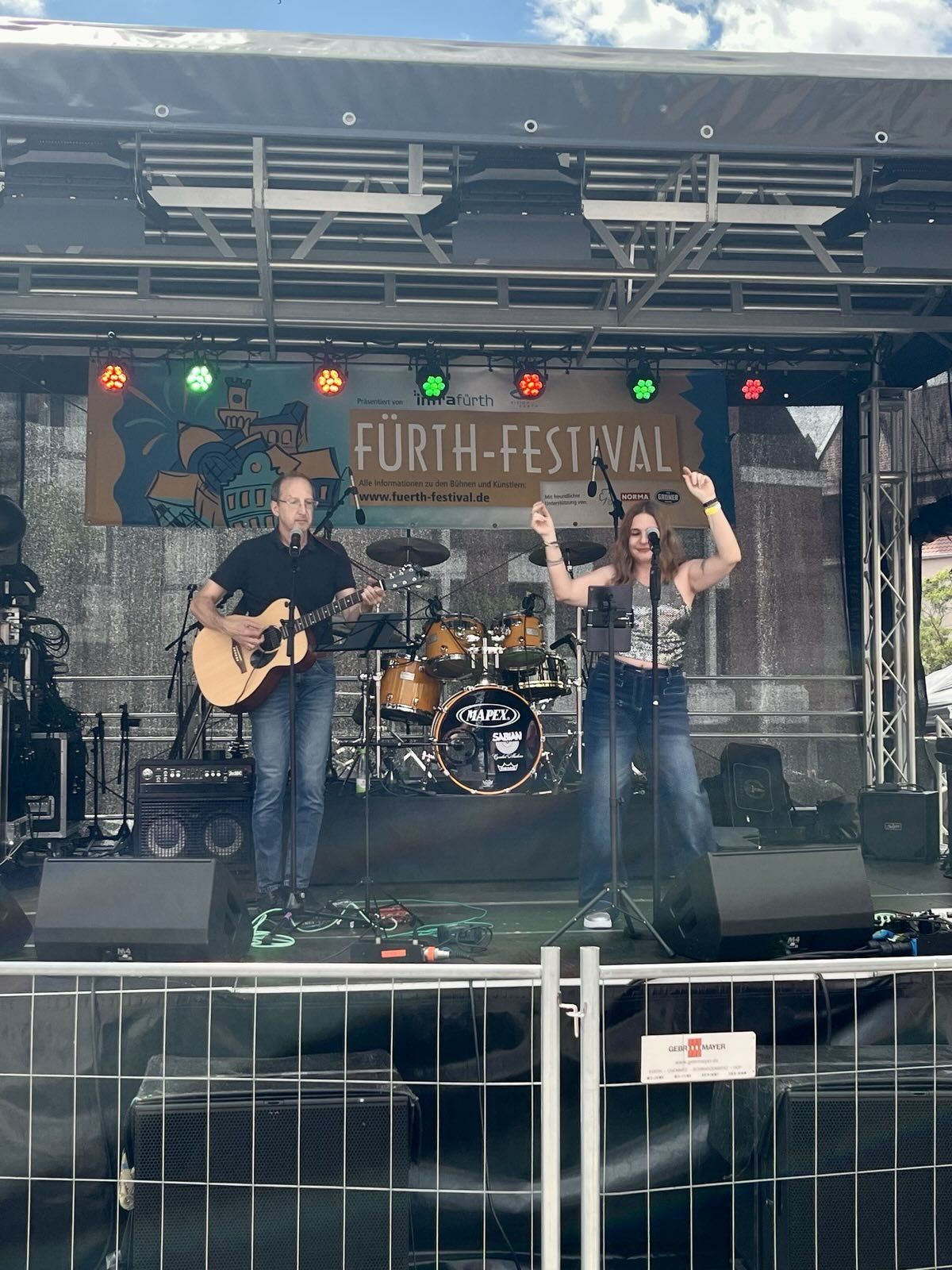 Partyduo Gentle Voice mit Sängerin und Gitarrist auf der Bühne beim Fürth Festival Nürnberg